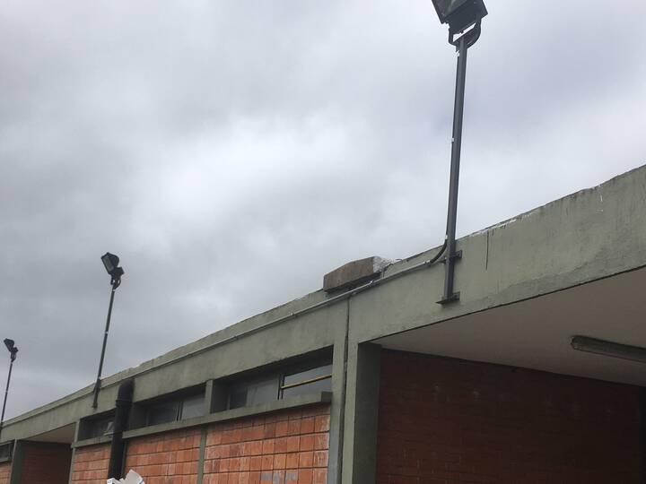 Galería de ladrillo con faroles de pared