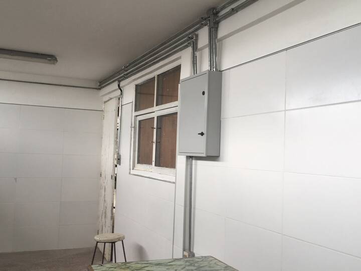 Proyectores sobre el techo de un edificio de ladrillo