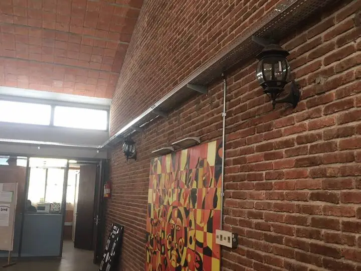 Sala blanca con tablero de sector y canalización a la vista